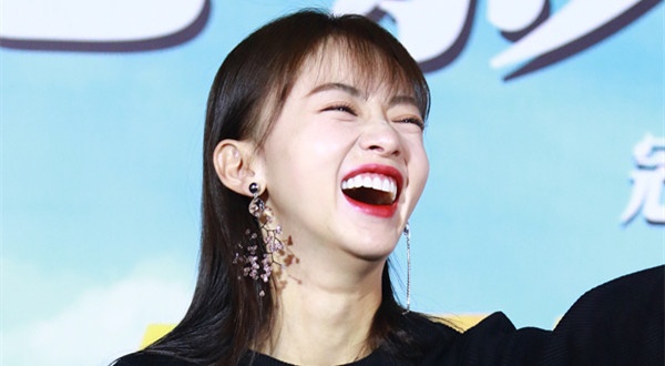 社会我魏姐!吴谨言放飞自我 咧嘴大笑吐舌搞怪