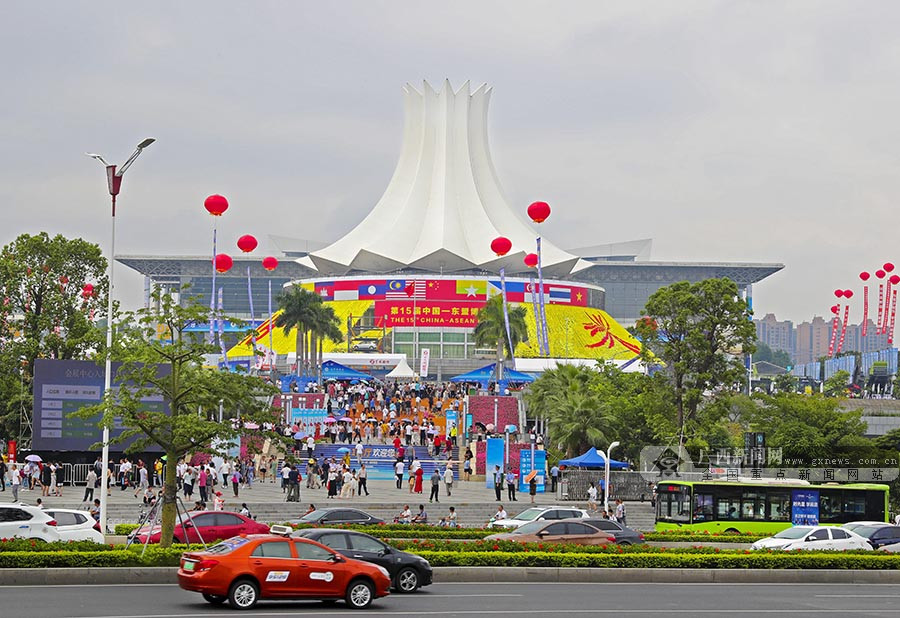 9月15日是第15届东博会公众开放日,南宁国际会展中心迎来了众多前来观
