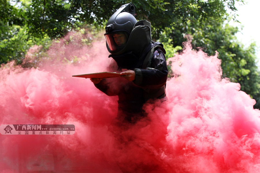 揭秘武警排爆手穿30公斤排爆服练习夹鸡蛋图