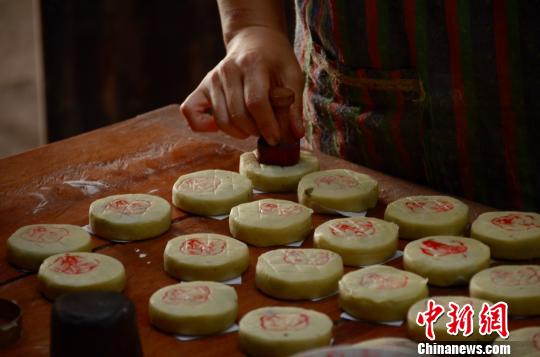 探访徽州传统月饼作坊:手工传承 香飘四方