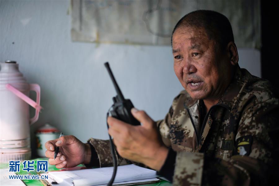 9月20日,内蒙古大兴安岭毕拉河林区四方山了望站护林员温建民与总站