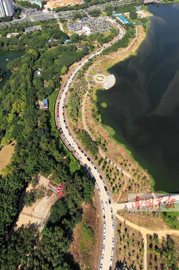10月5日焦点图:广西钦州至防城港高速出现严重拥堵 10月5日焦点图:广西钦州至防城港高速出现严重拥堵
