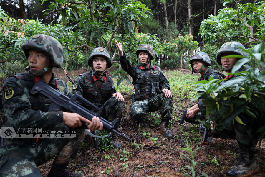 高清组图:武警特战队员深山密林锻造特战尖刀