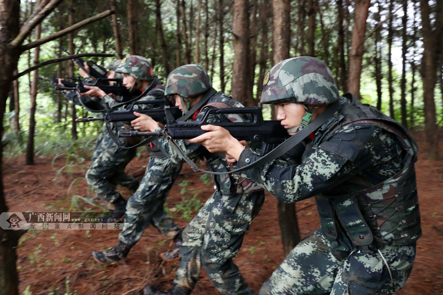 高清组图:武警特战队员深山密林锻造特战尖刀