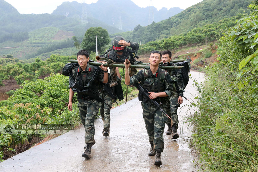 高清组图:武警特战队员深山密林锻造特战尖刀