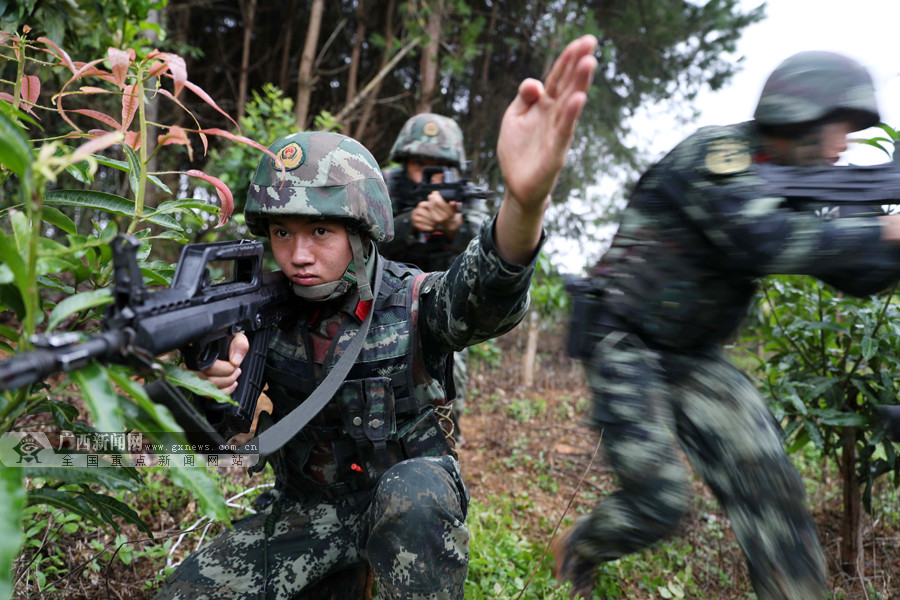 高清组图:武警特战队员深山密林锻造特战尖刀