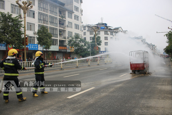 三轮摩托车行驶中突然起火 消防员5分钟扑灭