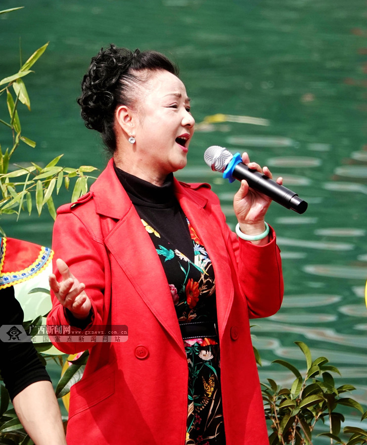 第三代"刘三姐"唐佩珠回乡献歌与乡亲欢度重阳节|手机广西网
