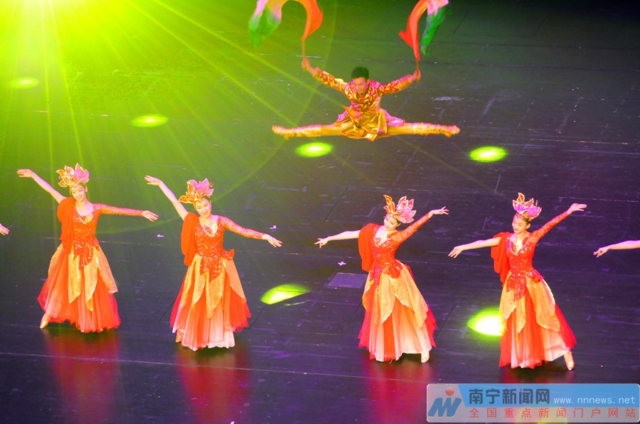 欢歌热舞展新时代风采