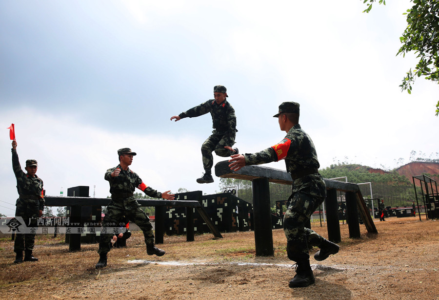 燃爆!两百名武警官兵训练场上展开尖峰较量(图)