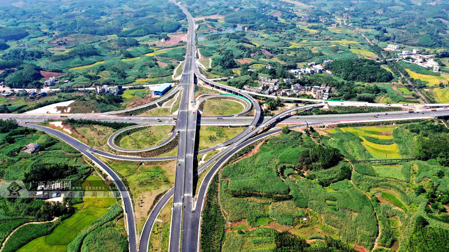 高清:吴圩至大塘高速公路穿行青山碧野 宛若巨龙 (9/9)