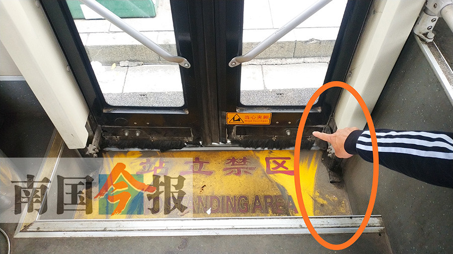 男子被公车开门夹伤脚民警亲身上阵以脚试门