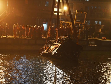 重庆万州坠江公交车打捞出水