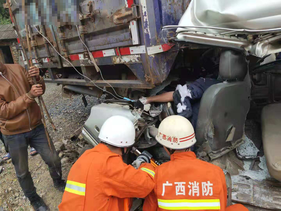 百色發生一起交通事故 麵包車與貨車相撞一人被困