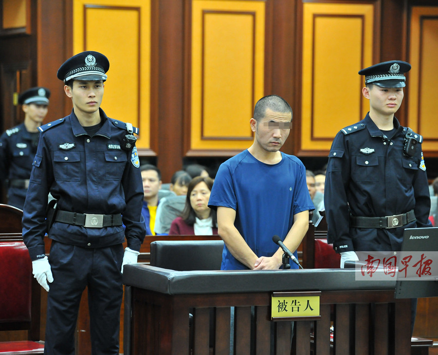 周某受审现场.吴斌摄