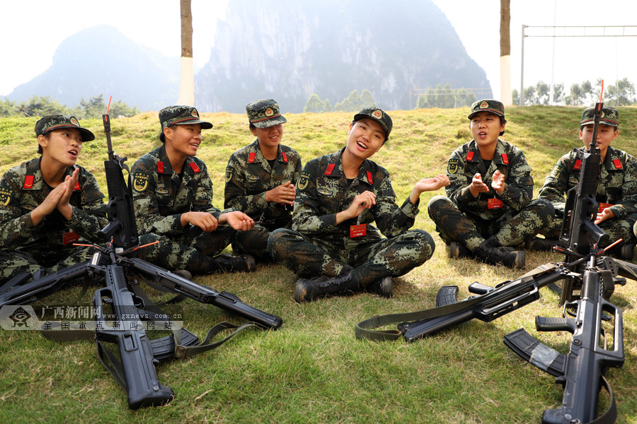 高清軍營女漢子探秘武警新兵中的鏗鏘玫瑰810