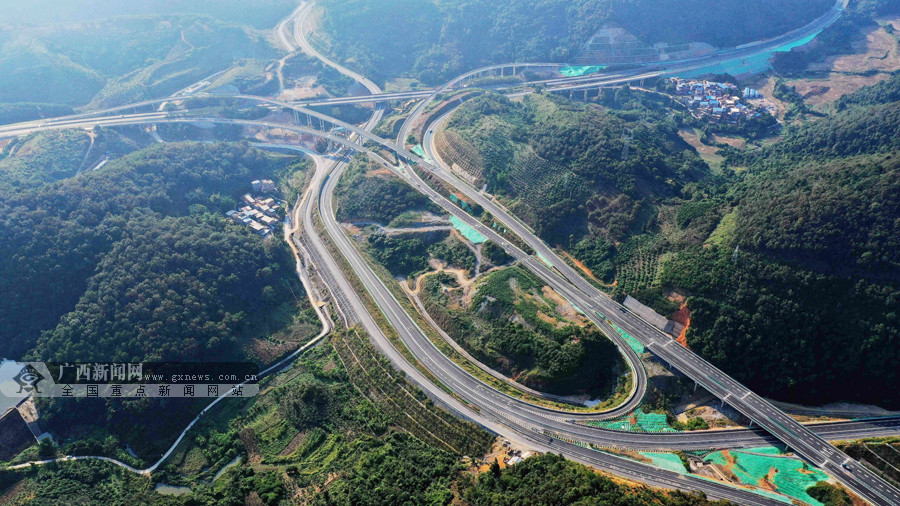 图为河百高速公路百色市那务互通立交群.高东风 冯关宪供图