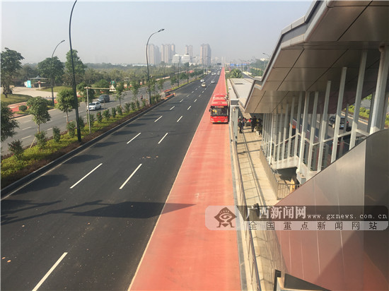 南宁市快速公交(brt)2号线开通试运营现场.广西新闻网记者 黎莹莹 摄