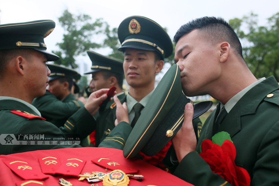 高清:武警北海支队退伍士官卸衔 洒泪告别军营 (8/8)