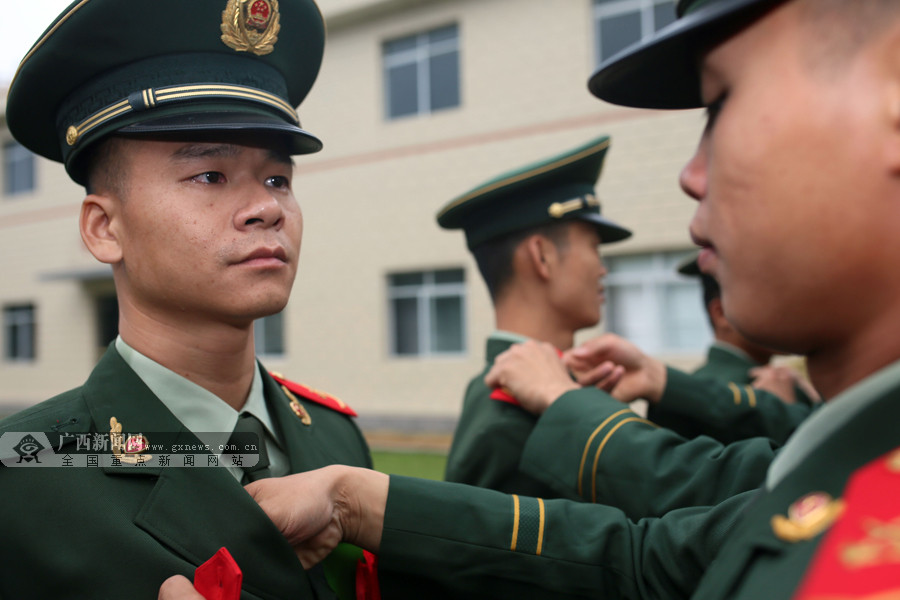 高清:武警北海支队退伍士官卸衔 洒泪告别军营 (3/8)