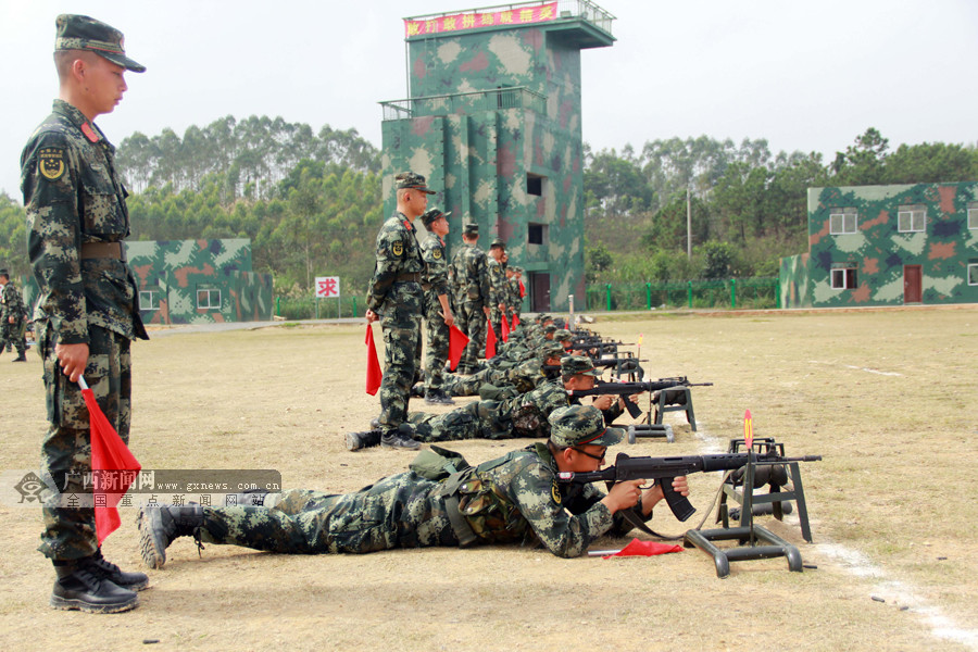 紧贴实战化军事训练 靶场上新兵火力全开(组图) (3/5)