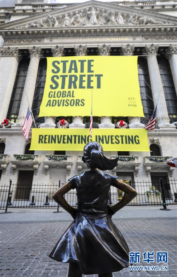 纽约"无畏女孩""搬家"