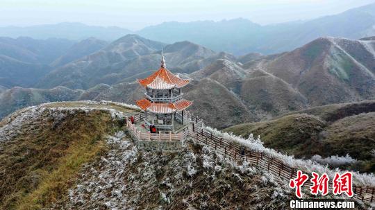 广西环江万亩草甸出现难得一见雾凇景观(组图)