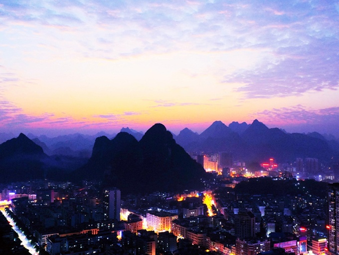 航拍:云海漫天 河池市金城江区沐浴美丽霞光中