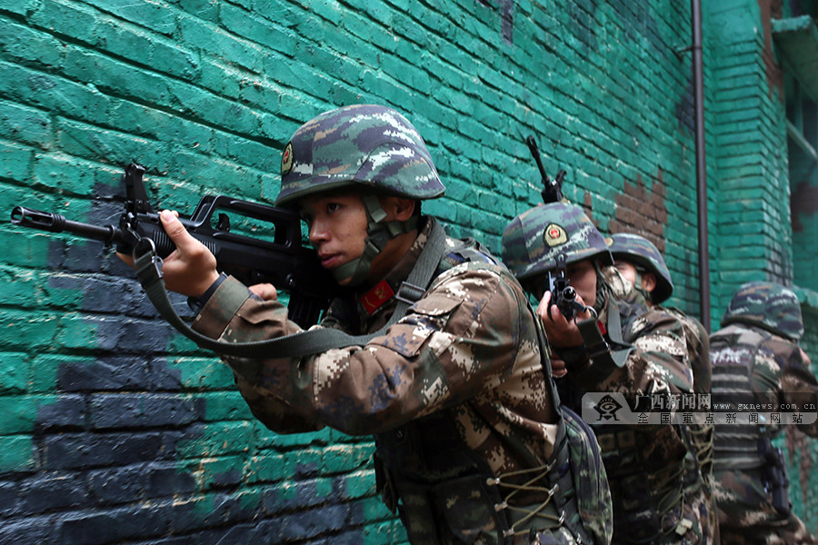 广西北海:武警特战队员开展实战演练(组图) (11/11)