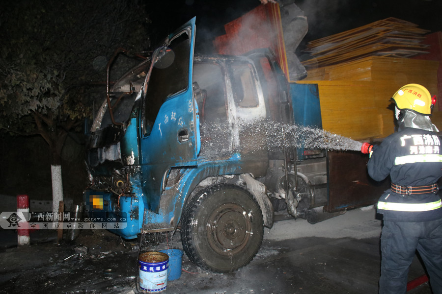 高清:河池南丹一辆装载木板的农用车行驶中起火 (3/4)