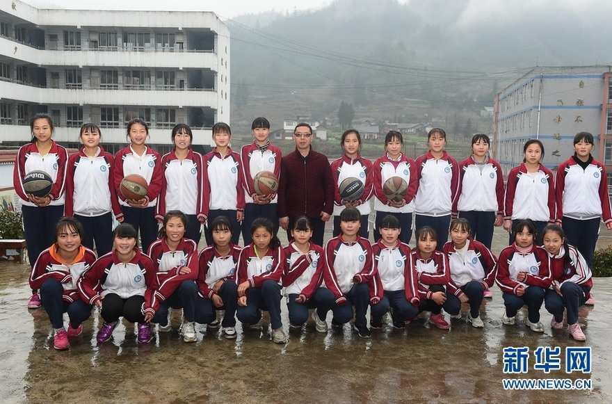 这是范钦刚(后排中)和蒿坝镇中心校女子篮球队队员