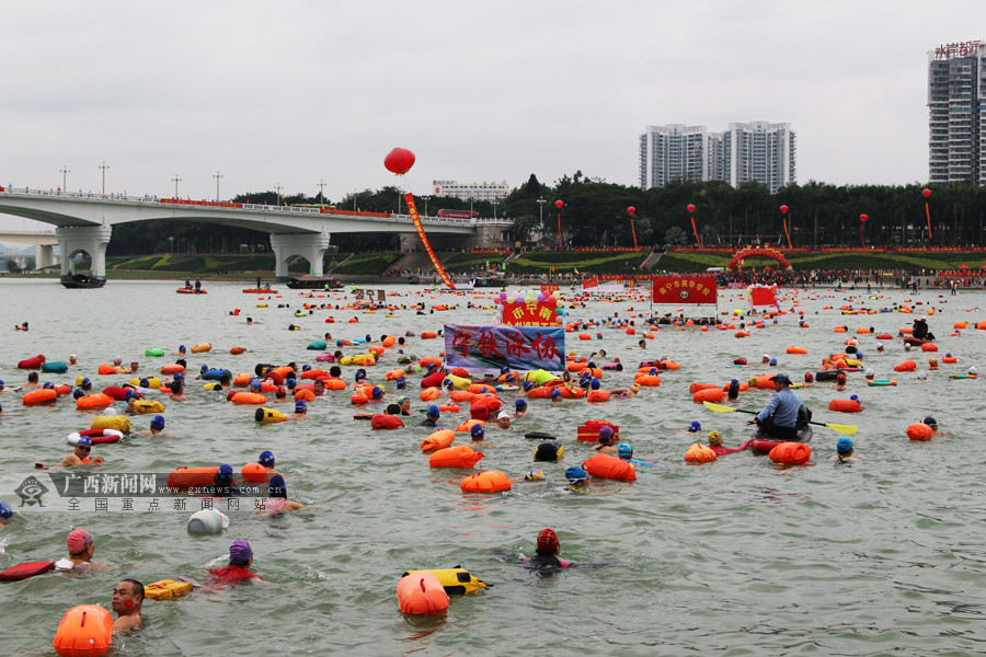 2019南宁冬泳邕江  3100名"泳士"寒风中戏水（图）