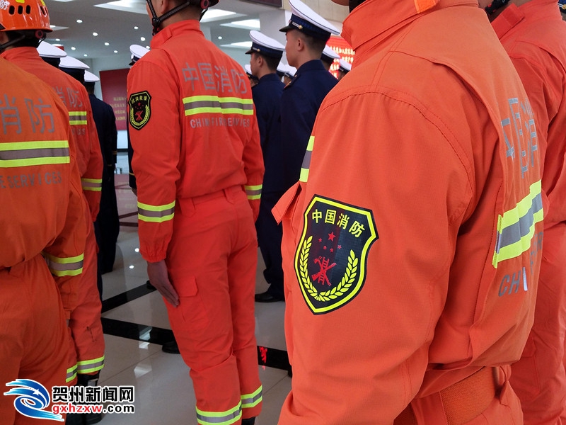 迎旗授衔换装仪式正式开始,全场奏唱国歌,迎"中国消防救援队"队旗