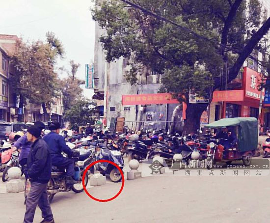 嫌风景隔离石墩挡路 男子施“无影脚”撒气(图)