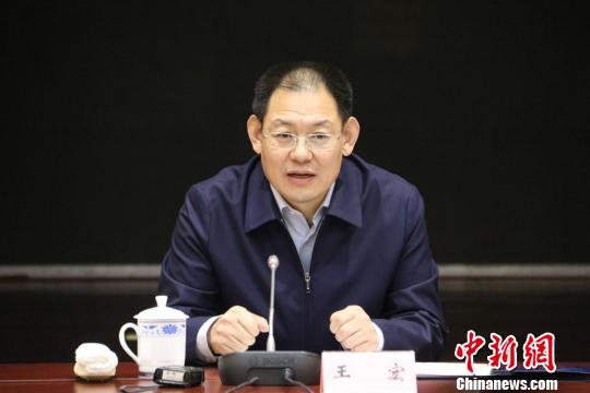 图为兰州市委常委,宣传部部长王宏介绍兰州. 崔琳 摄