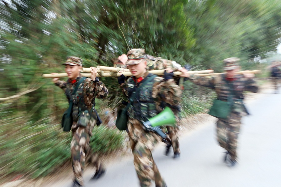 高清组图：直击武警官兵冬季野营拉练现场
