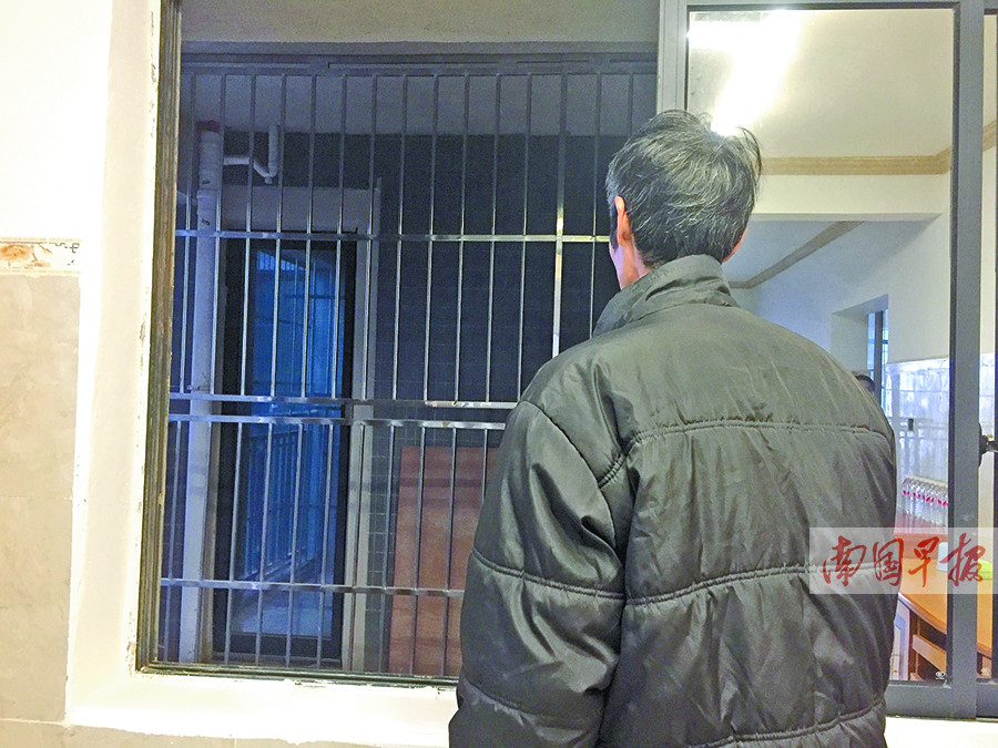 邻居拆墙开门正对自家客厅 业主:感觉隐私被侵犯