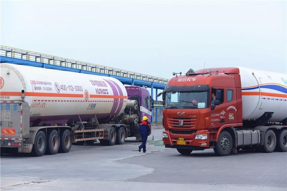 繁忙的lng的槽车.李君光 摄