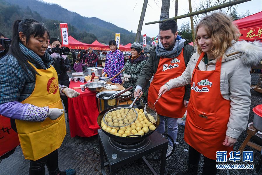 山乡年货赶大集 传统美食迎新春