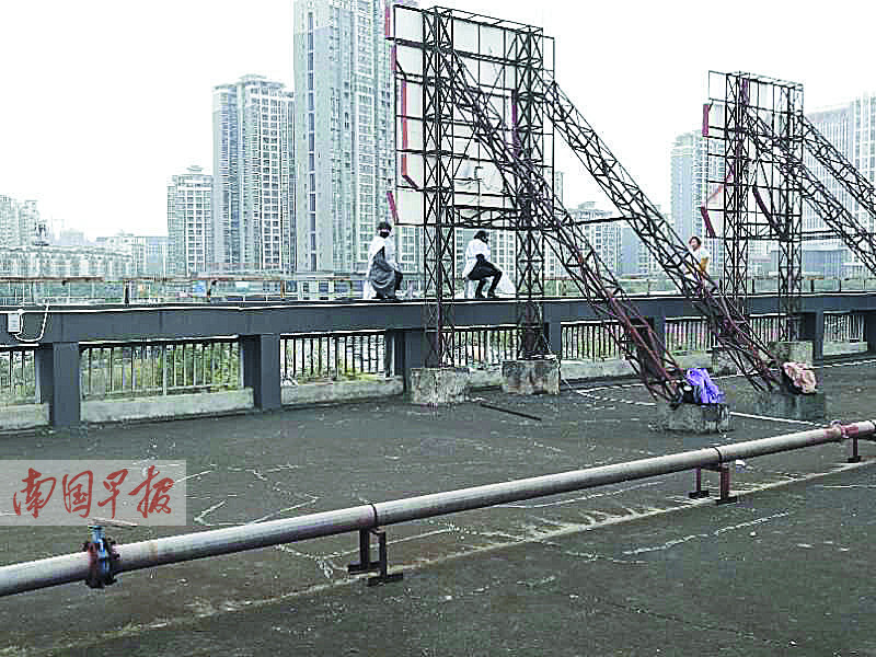 1月19日焦点图南宁一女司机追尾后竟跳桥718