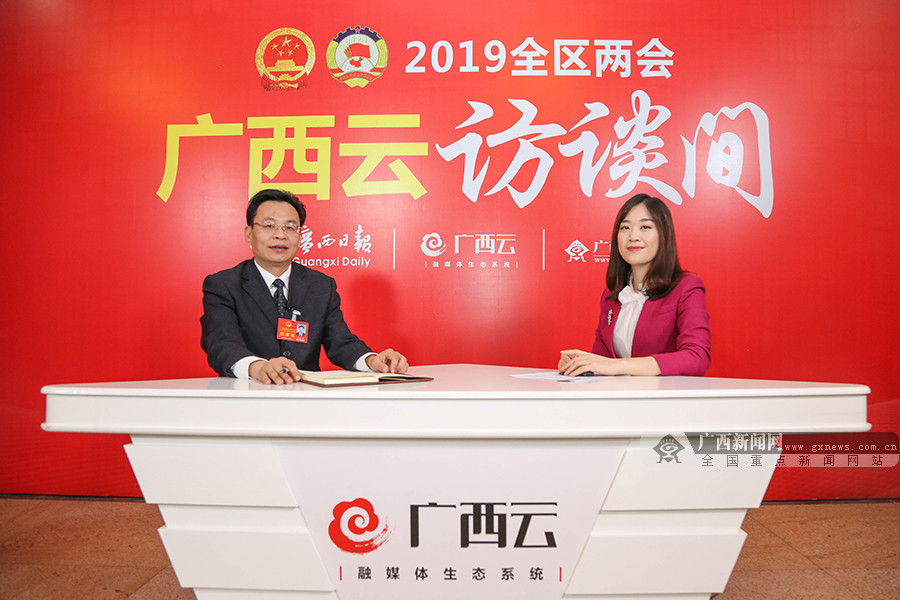1月29日上午,自治区人大代表,梧州市藤县县长覃仕平做客"2019全区两会