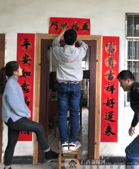 港口区:志愿者为敬老院进行节前大扫除