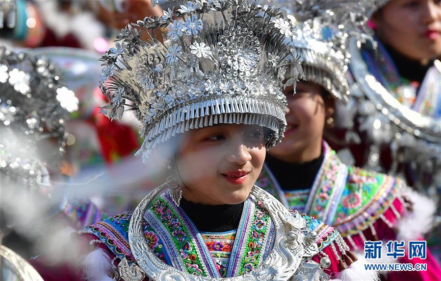 当日,在广西融水苗族自治县杆洞乡尧告村大寨屯,当地群众和来自百秀村