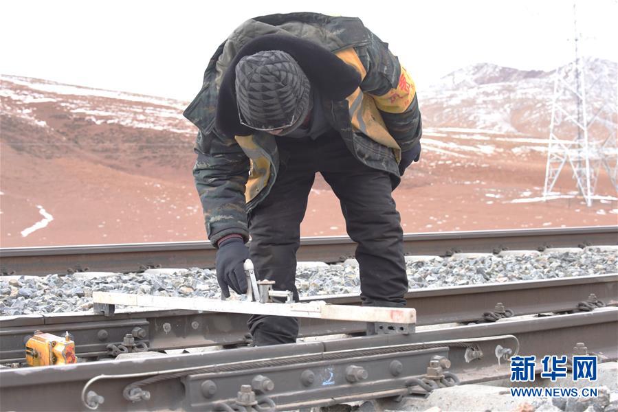 他们是比钢铁还硬的汉子——天路之巅看不见的"轨枕"