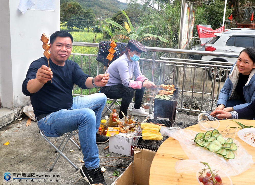游客在景点品味烧烤美食.