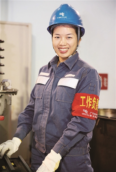 女技师维修变压器 刚柔相济技术棒