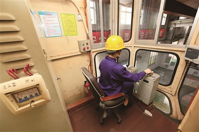 女司机开"天车" 精准点燃火柴