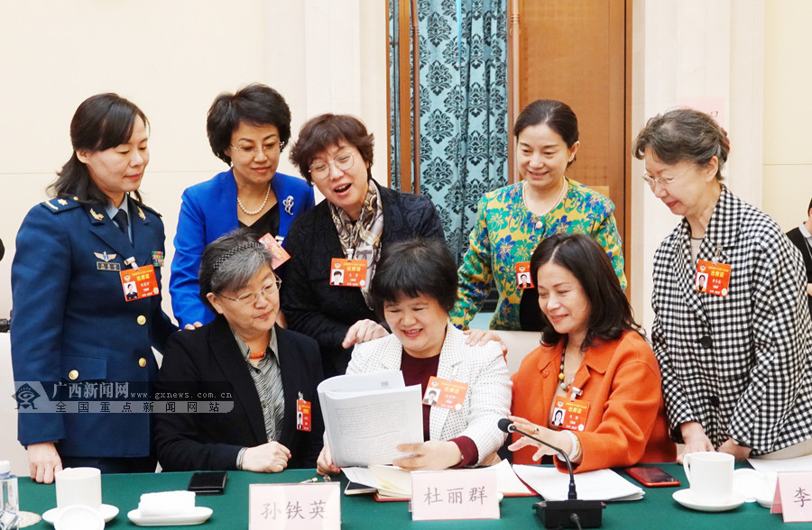 巾帼心向党 广西女代表,女委员两会履职风采掠影(6/6)