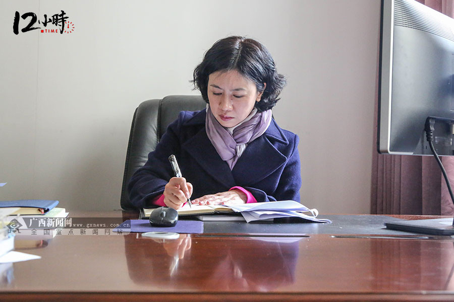 12小时从一名演员到全国人大代表她用了27年记全国人大代表雷洪的一天