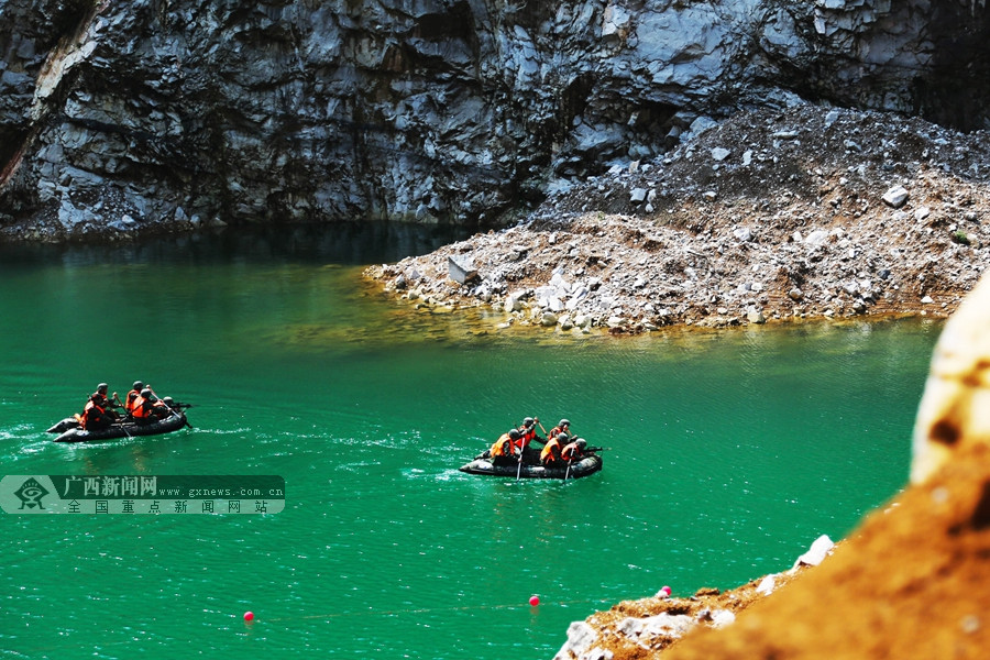 高清跋山涉水广西武警野外驻训锤炼作战能力28